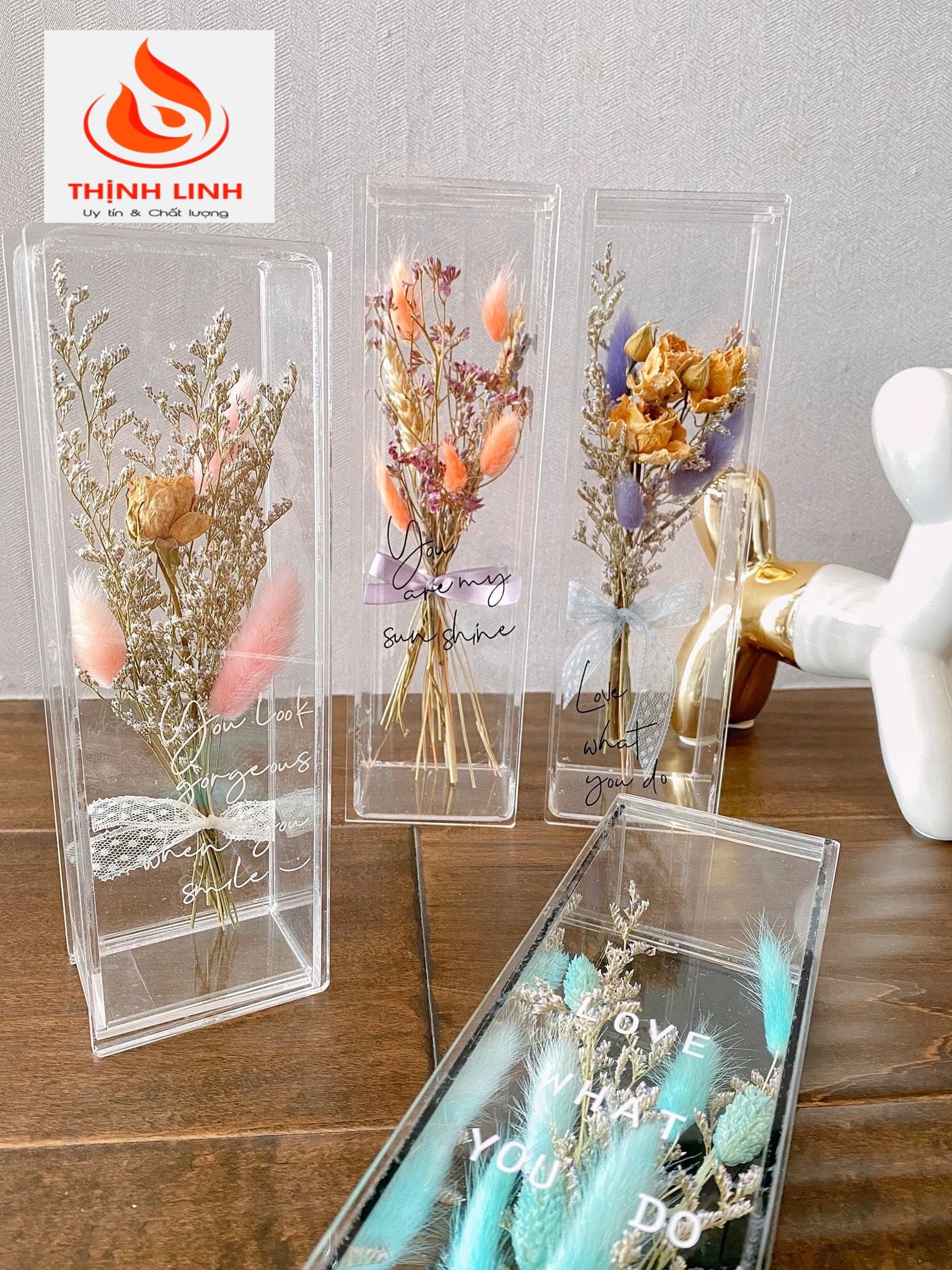 Hộp mica trưng bày hoa