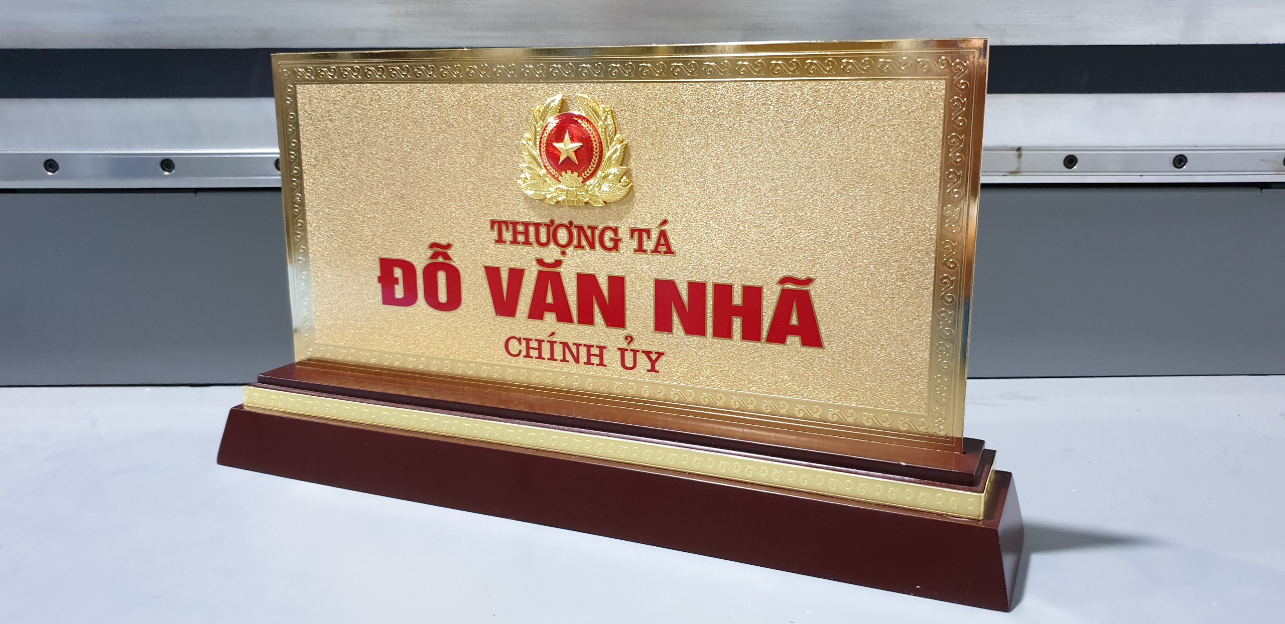 Biển Chức Danh Gỗ Đồng Để Bàn Mặt Dày 2mm Biển Chức Danh Gỗ Đồng Để Bàn Mặt Dày 2mm