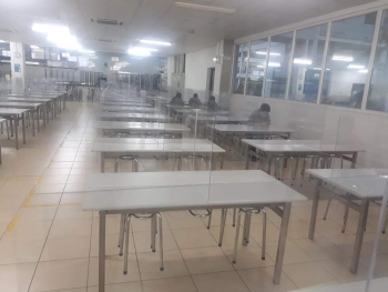 Vách ngăn bàn ăn chống dịch Covid-19
