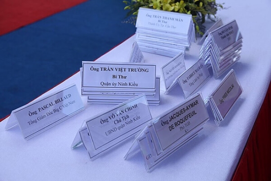 Hướng dẫn cách làm bảng tên chức danh để bàn làm việc đẹp